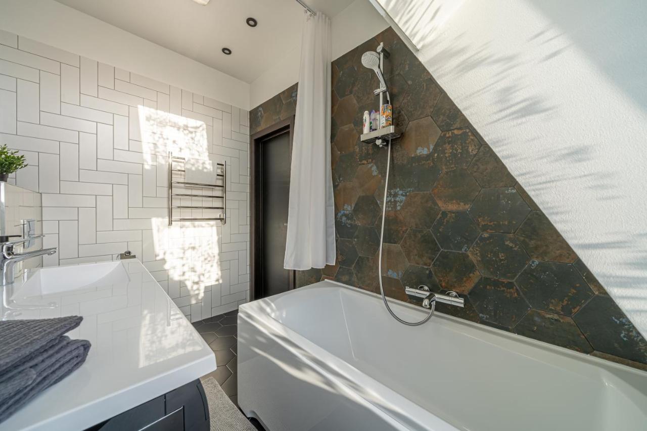 Cosy Studio Apartment In Ridzenes Residence Riga Esterno foto