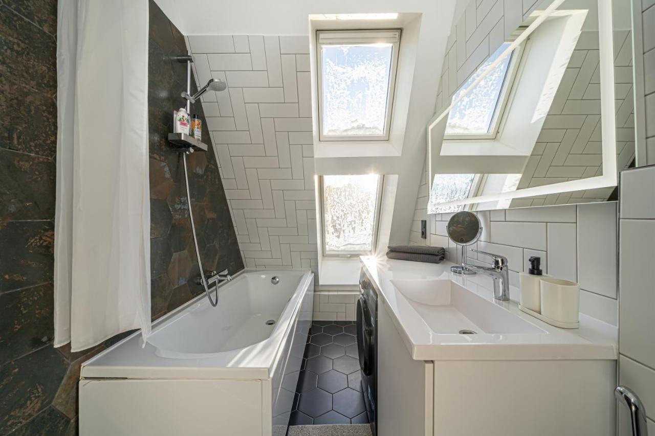 Cosy Studio Apartment In Ridzenes Residence Riga Esterno foto